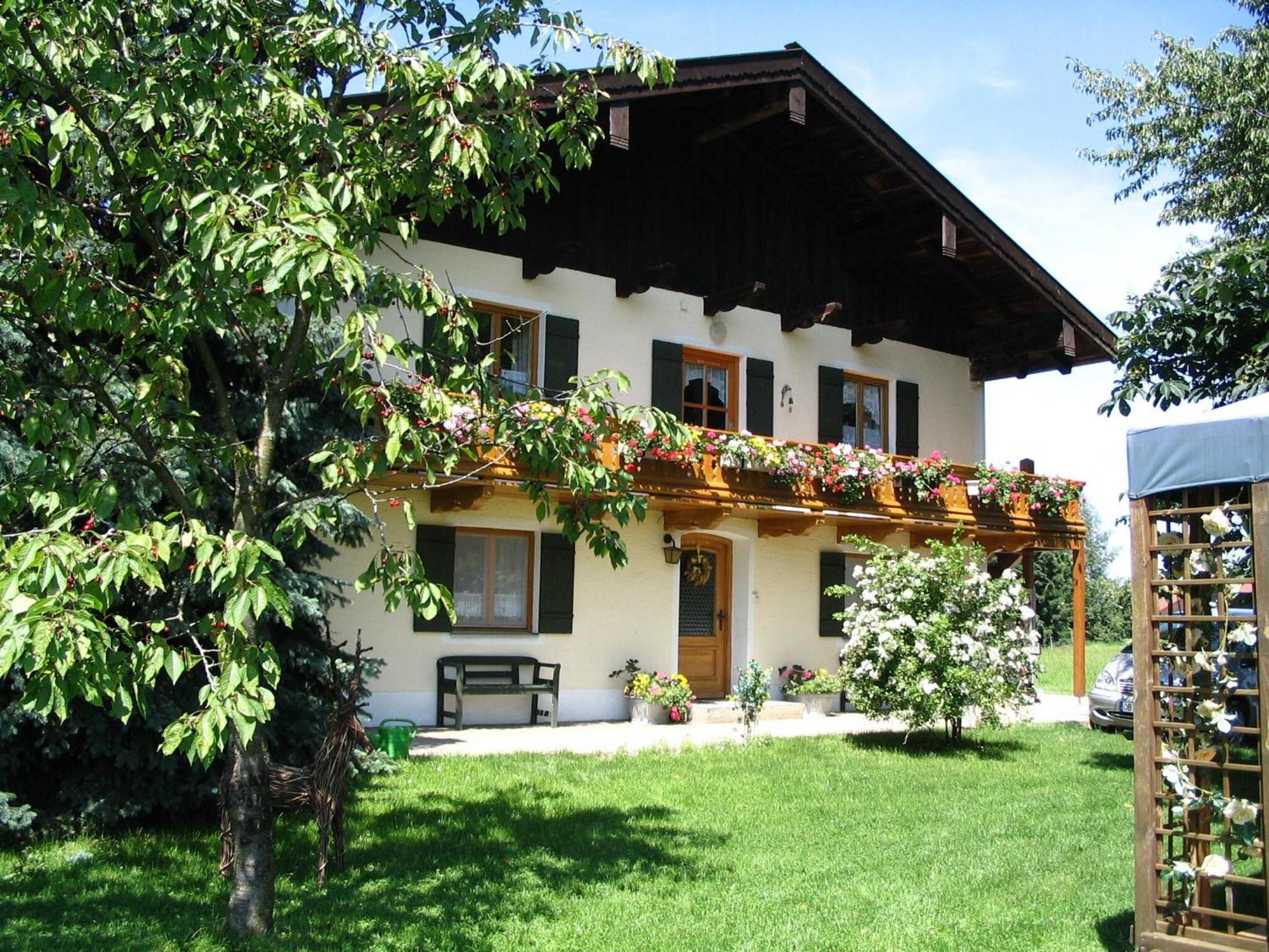 Alluring Holiday Home In Ubersee With Whirlpool Übersee Exterior foto